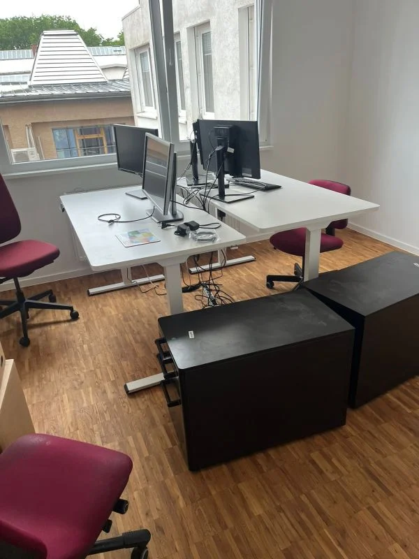 Eingerichtete Arbeitsplätze mit Monitoren und Bürostühlen beim Büroumzug in Karlsruhe