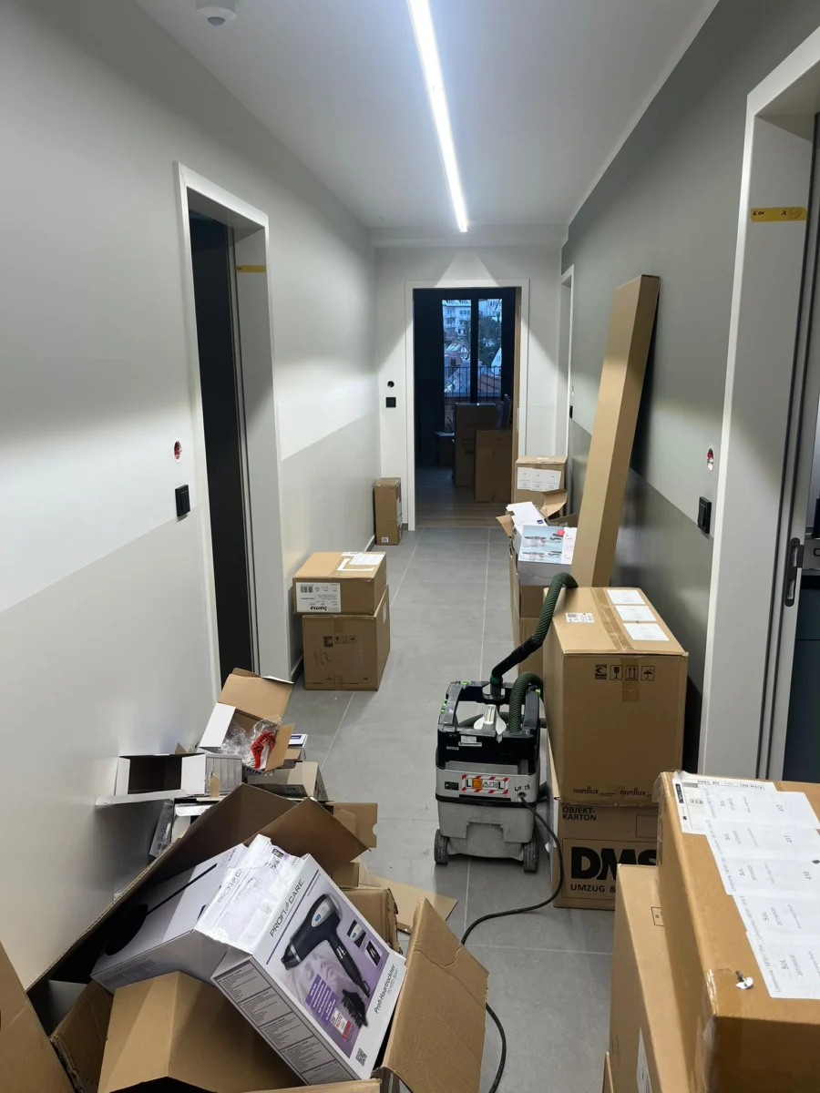 Flur mit aussortierten Gegenständen und Kartons vor der Entrümpelung einer Wohnung in Karlsruhe