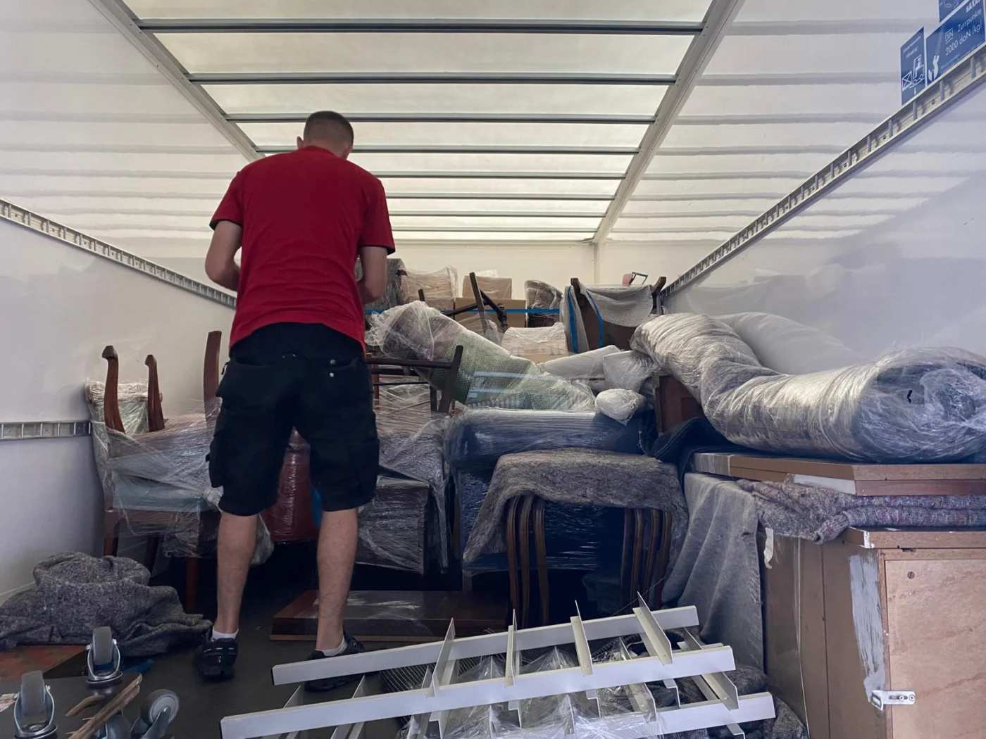 Mitarbeiter von Sehic Umzüge verlädt Sperrgut bei einer Entrümpelung in Karlsruhe im Lkw
