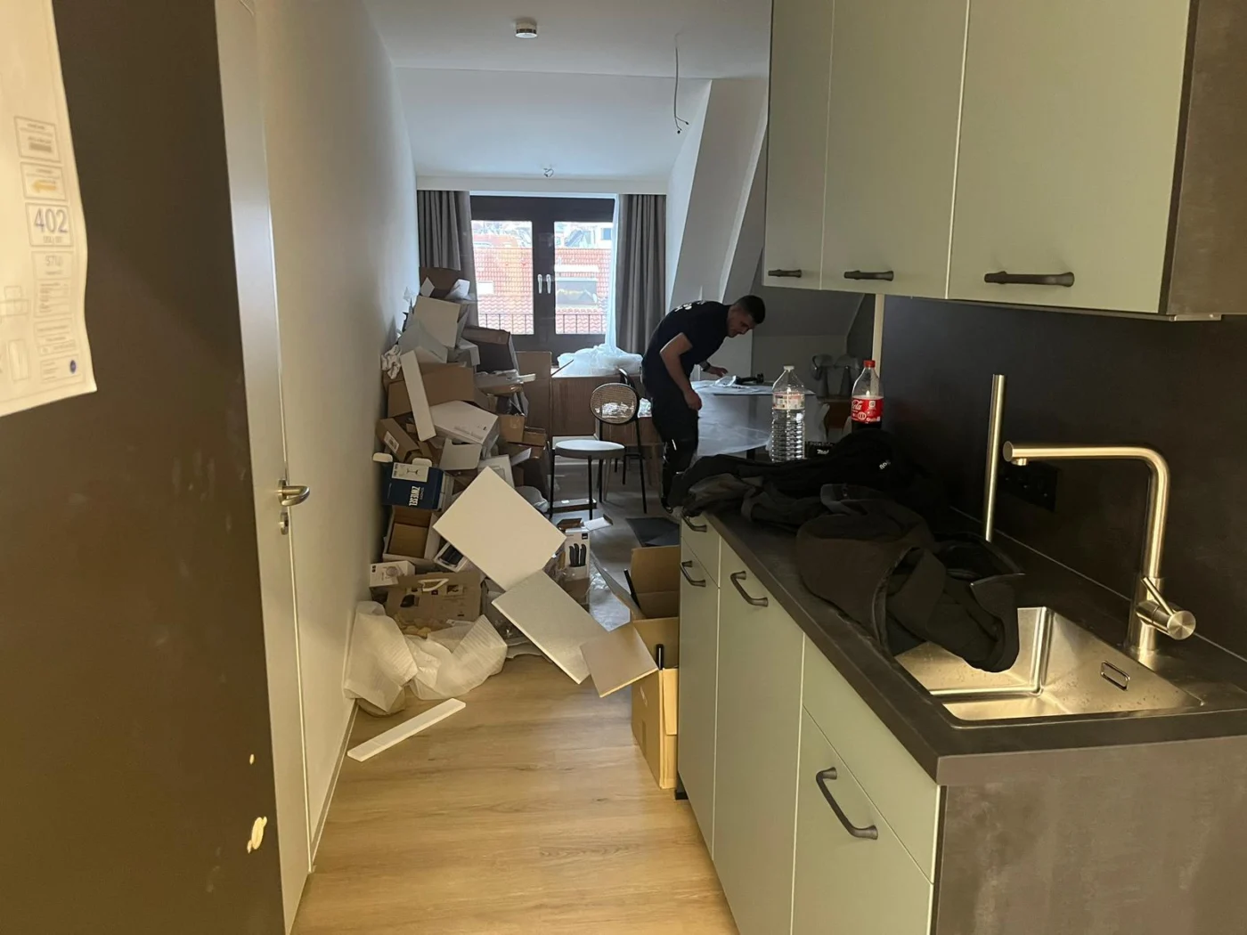 Küche einer Wohnung wird bei der Haushaltsauflösung in Karlsruhe ausgeräumt