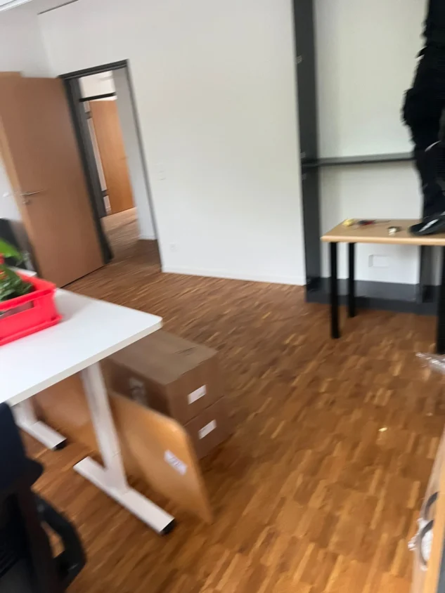 Demontierte Möbel werden bei der Entrümpelung in Karlsruhe für den Abtransport vorbereitet