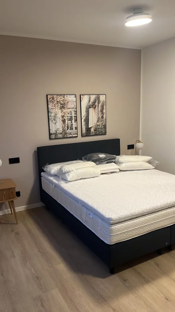 Aufgebautes Schlafzimmer in der neuen Wohnung nach dem Fernumzug