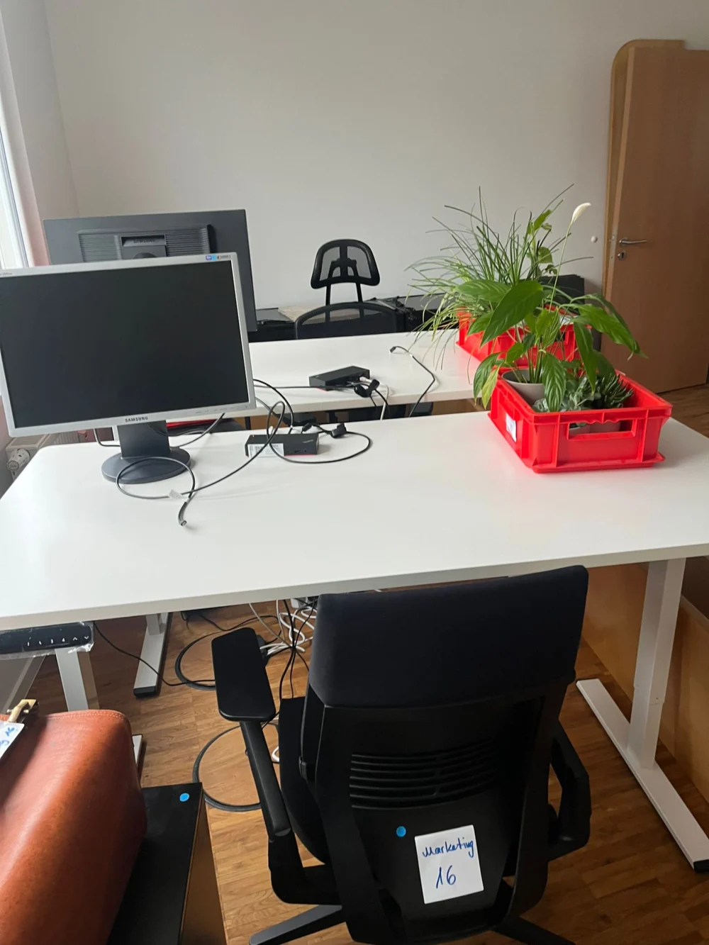 Gekennzeichneter Arbeitsplatz mit Monitor und Bürostuhl beim Firmenumzug in Karlsruhe