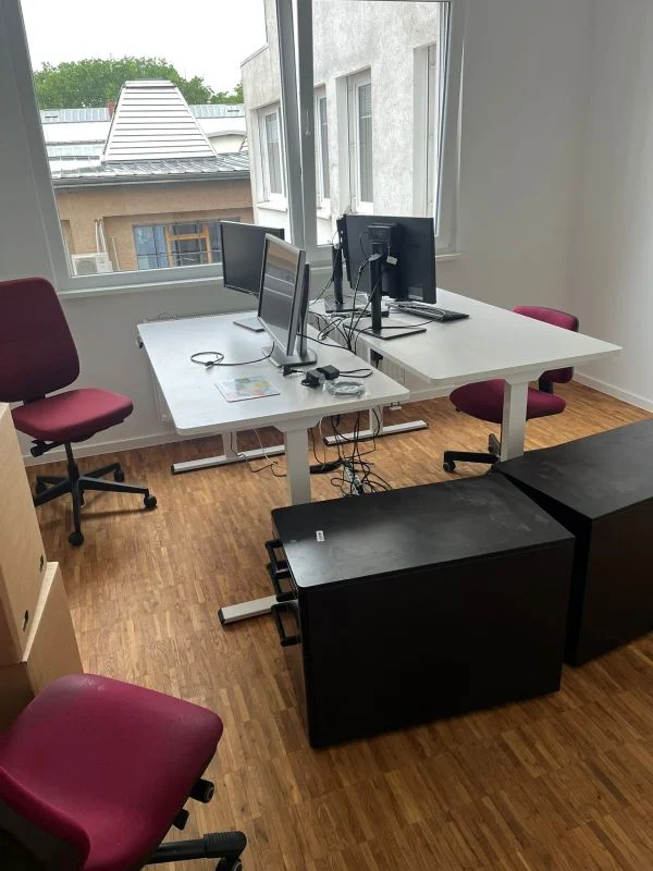 Büroraum mit Arbeitsplätzen, Monitoren und Rollcontainern vor dem Büroumzug in Karlsruhe
