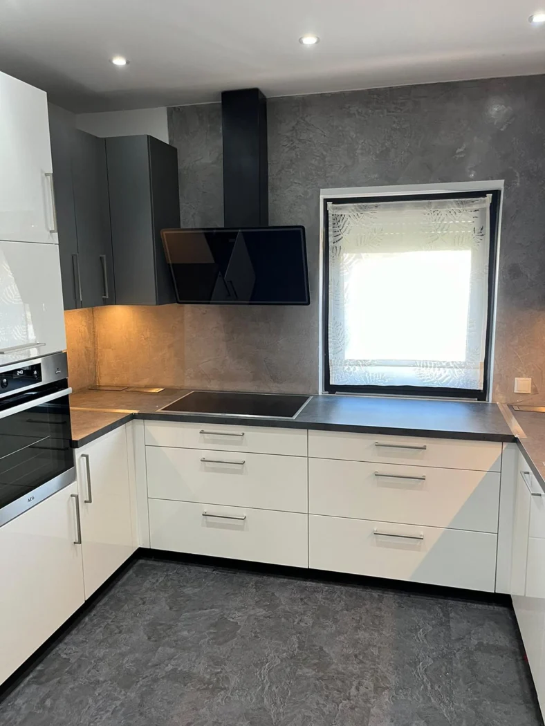 Fertig montierte Einbauküche nach der Küchenmontage durch Sehic Umzüge in Karlsruhe