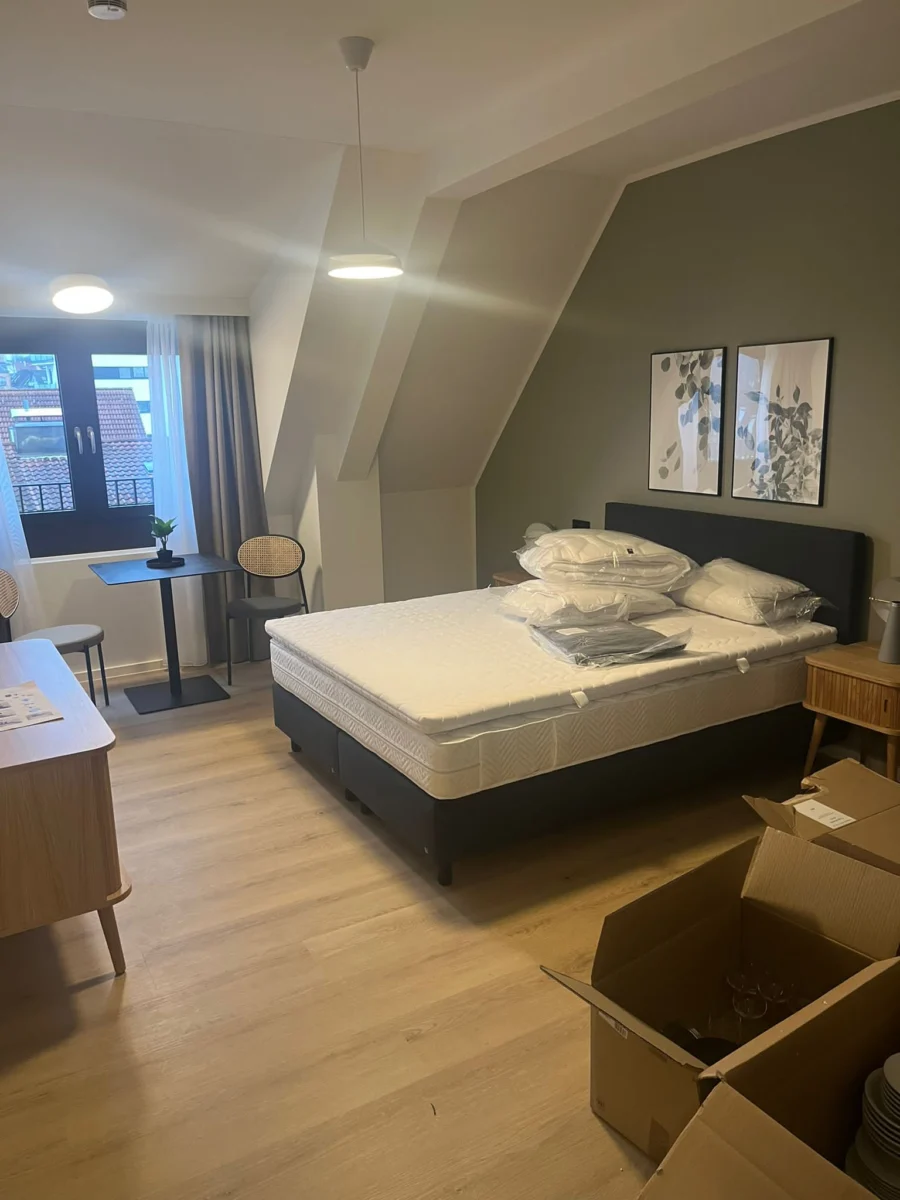 Aufgebautes Bett im Schlafzimmer nach der Möbelmontage in Karlsruhe