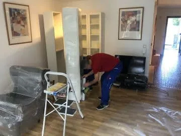 Möbelmontage Karlsruhe Regal wird fachgerecht aufgebaut