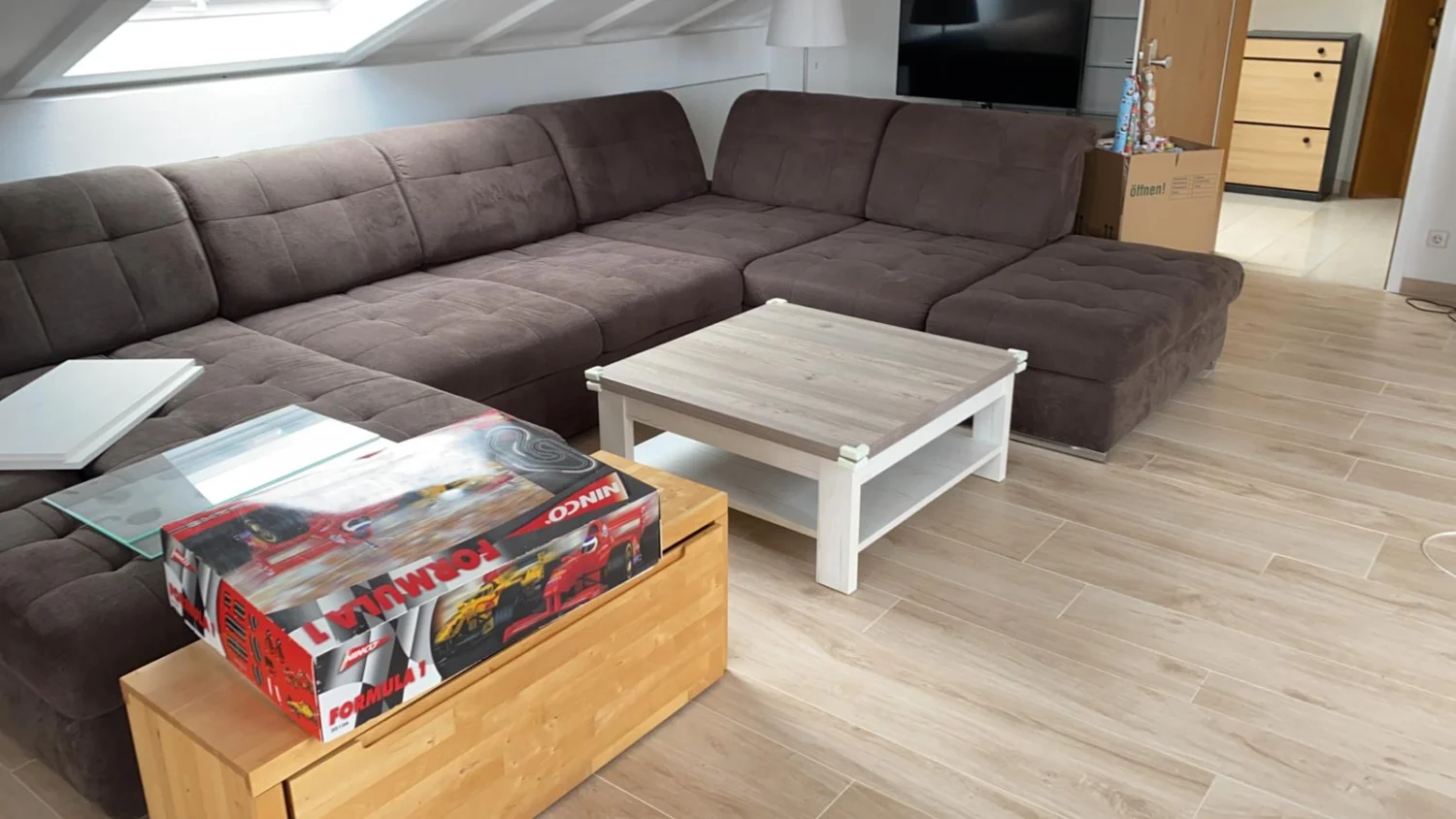 Fertig aufgebautes Wohnzimmer mit Sofa und Couchtisch nach der Möbelmontage in Karlsruhe