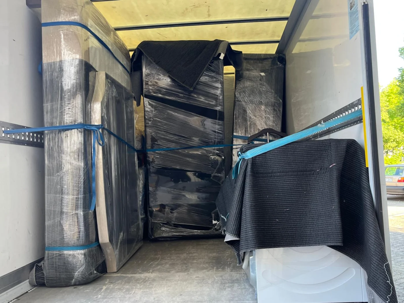 Beladener Transporter von Sehic Umzüge mit gesicherten und gepolsterten Möbeln