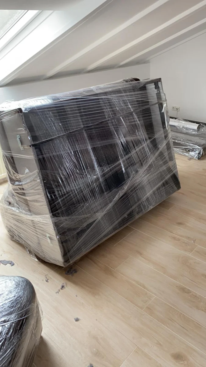 Sorgfältig in Folie verpacktes Sofa vor dem Möbeltransport in Karlsruhe