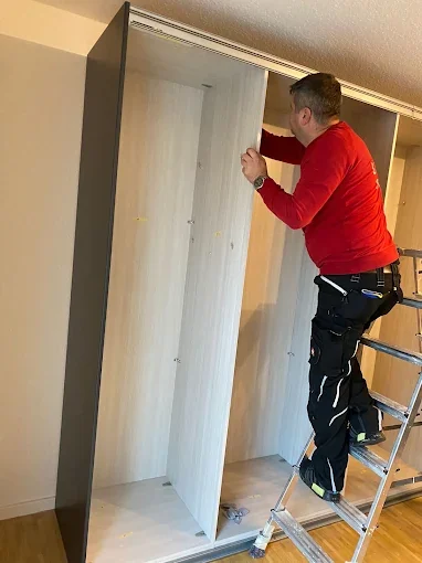 Möbelpacker von Sehic Umzüge baut Schrank auf