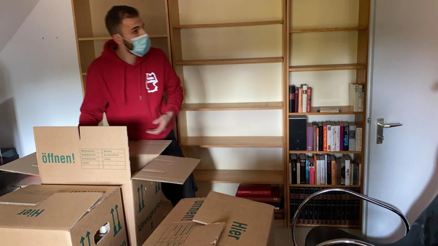 Mitarbeiter von Sehic Umzüge packt beim Einpackservice Umzugskartons für den Seniorenumzug in Karlsruhe