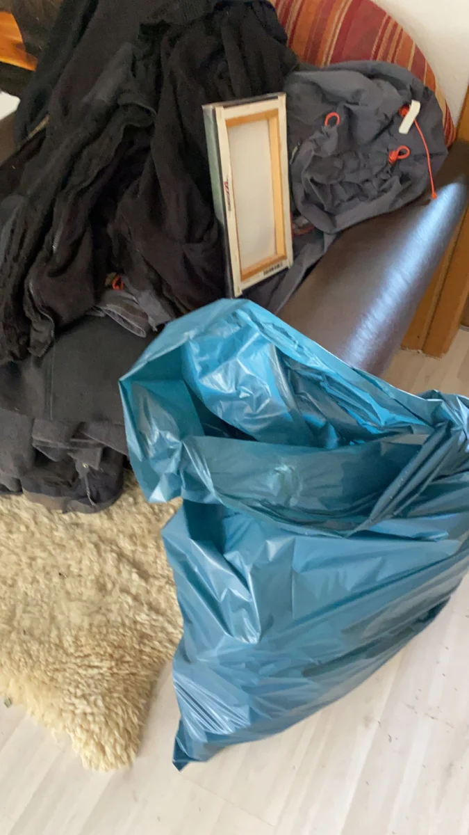 Aussortierte Gegenstände werden bei der Wohnungsauflösung nach dem Seniorenumzug in Karlsruhe fachgerecht entsorgt
