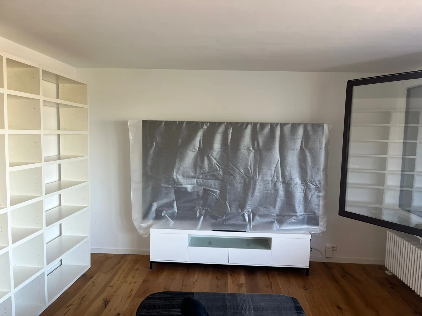 Helle neue Wohnung nach dem Seniorenumzug in Karlsruhe mit aufgebauten Möbeln und eingeräumtem Sideboard