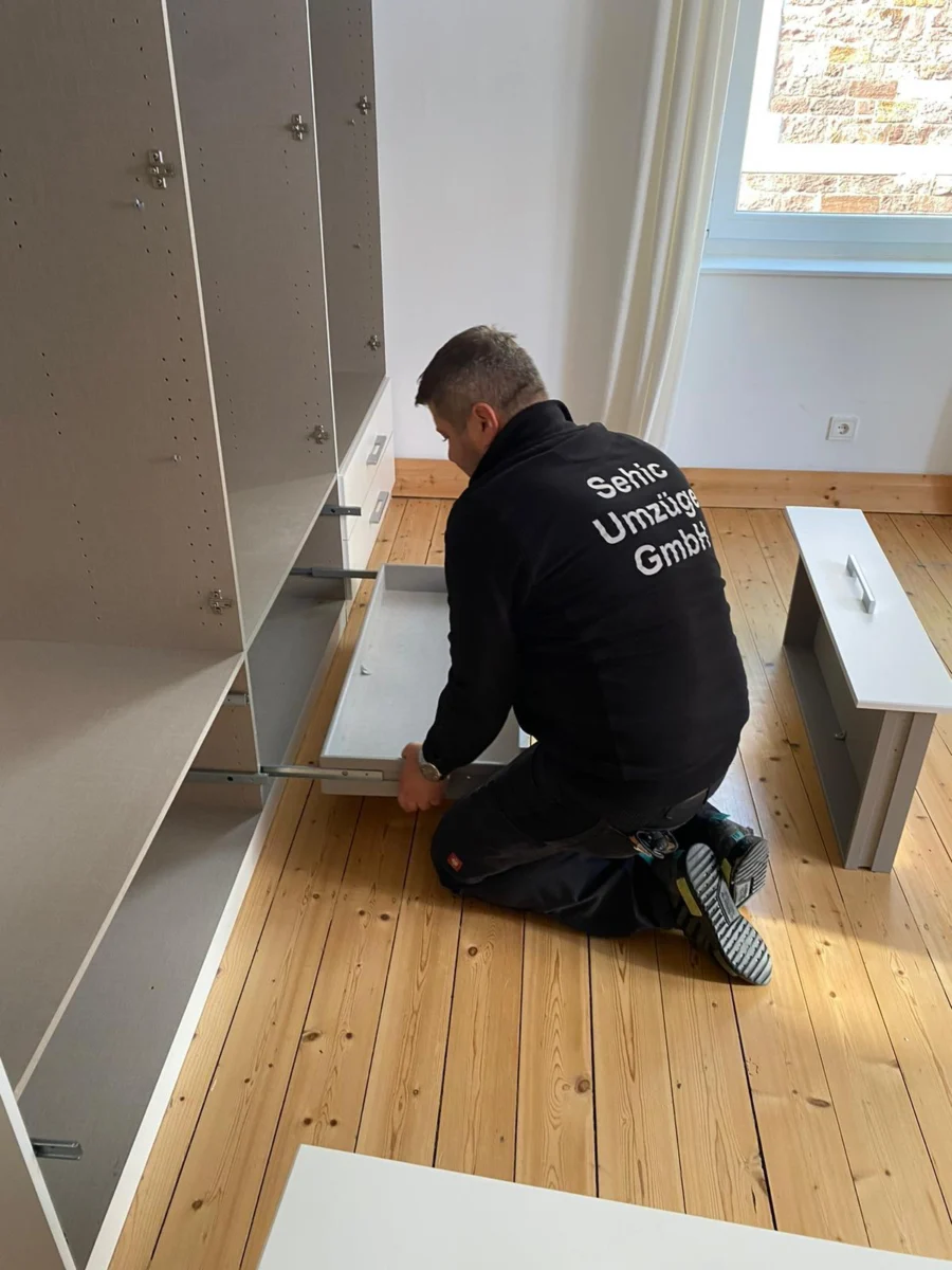 Monteur von Sehic Umzüge montiert beim Umzug in Karlsruhe einen Kleiderschrank